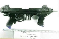 Een machinepistool van het merk Beretta Kal. 9 mm para Beretta