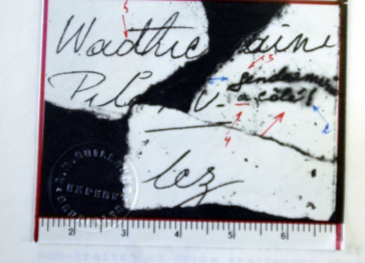 Feuilles déchirées avec inscriptions manuscrites